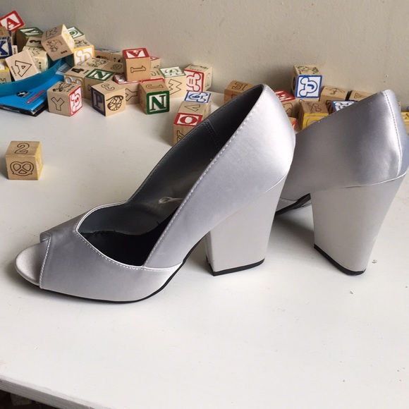 Silver shoes Size 9. - Picture 7 of 14